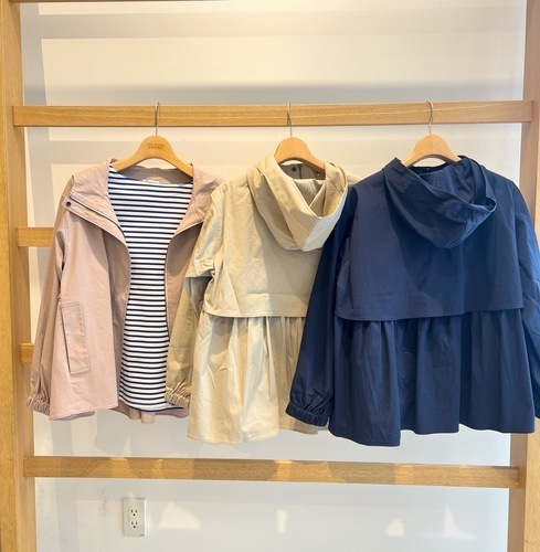 【レディース】季節の変わり目におしゃれと実用性を叶える ✨ 大人のための軽やかなアウター！入荷中🌸